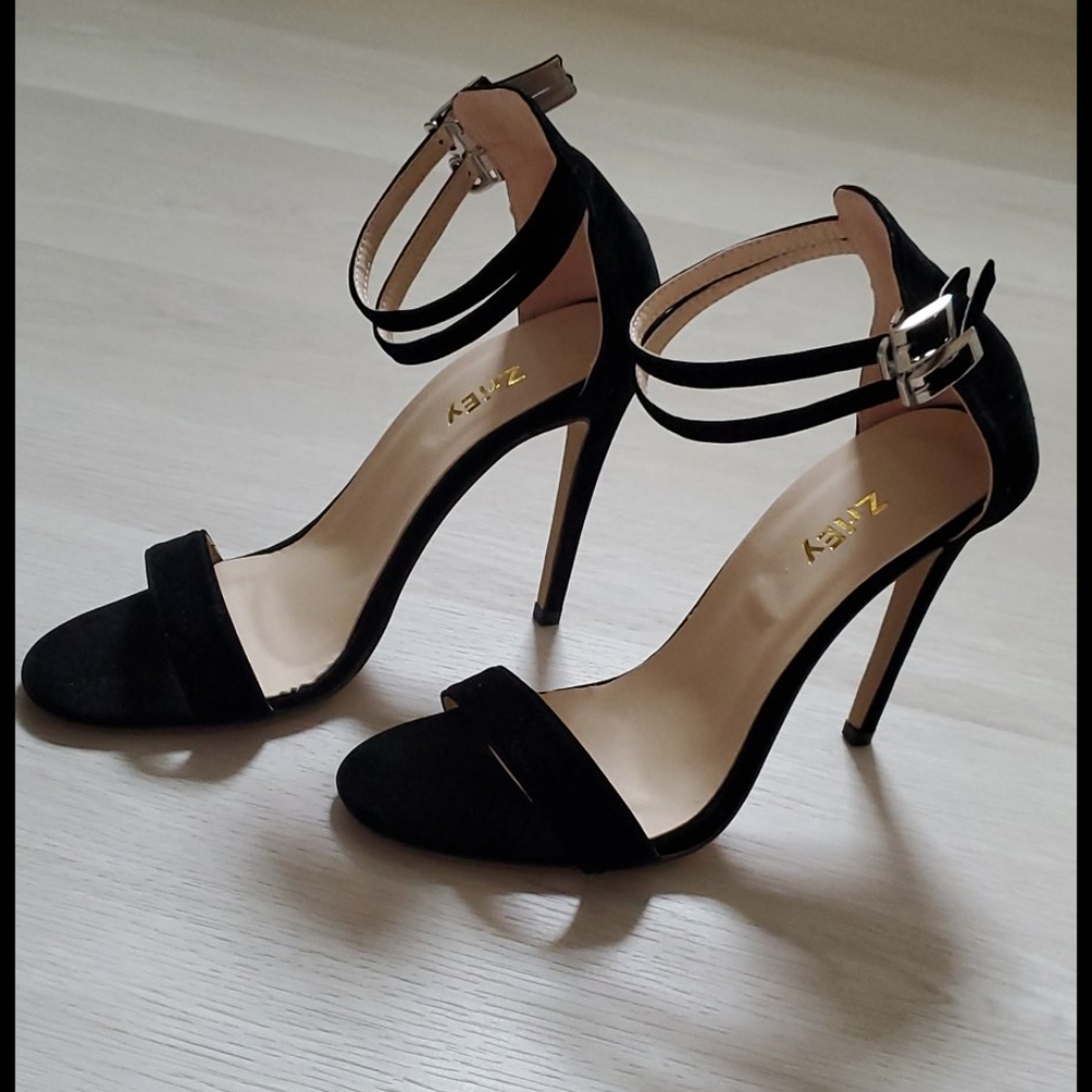 NWT Felt double strap heels